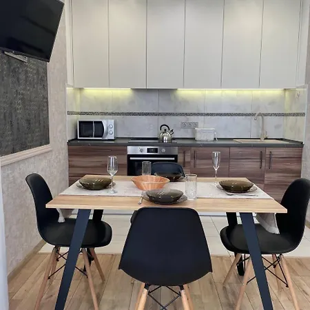 просторная комфортная в аркадии возле моря Apartman